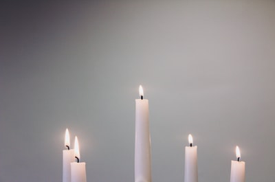 五支点燃的白色蜡烛